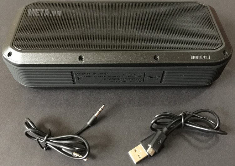 Loa Divoom Voombox Party với bộ phụ kiện.