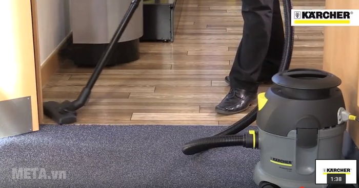 Máy hút bụi khô Karcher T10/1 Adv được sử dụng hút bụi tại văn phòng.