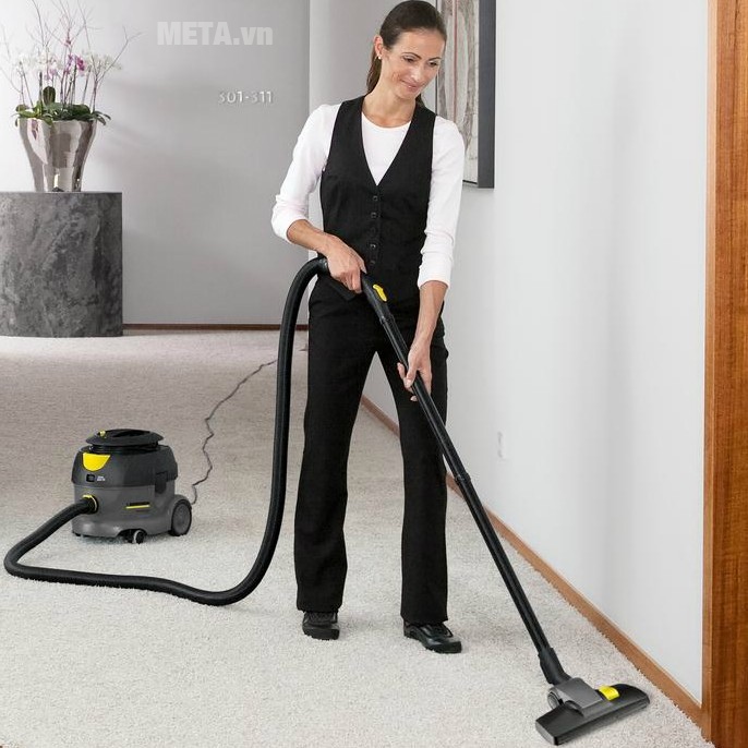 Máy hút bụi khô Karcher T12/1 có ống hút và dây điện dài thuận tiện khi vệ sinh.