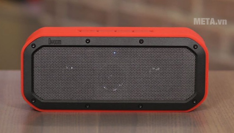 Loa Divoom Voombox Outdoor có vỏ ngoài bằng kim loại chắc chắn.