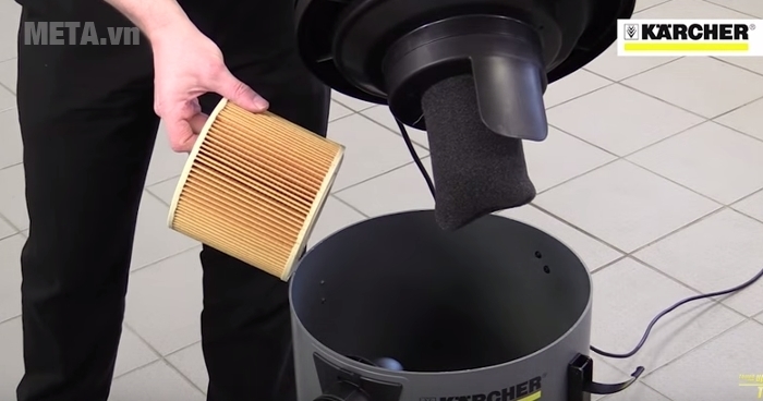 Máy hút bụi khô và ướt Karcher NT 48/1 dễ dàng mở nắp vệ sinh thùng chứa.