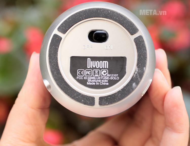 Loa Divoom Bluetune Solo thiết kế nút nguồn dưới đáy loa.