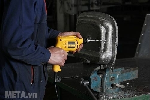 Máy khoan DeWalt DWD014 có đường kính tối đa của mũi khoan sắt là 10mm.