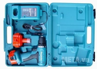 Máy khoan búa chạy pin Makita 8271DWAE có hộp nhựa bảo quản máy.