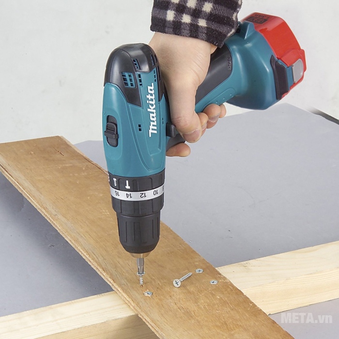 hoan búa chạy pin Makita 8271DWAE dễ dàng khoan và bắt vít trên vật liệu bằng gỗ.