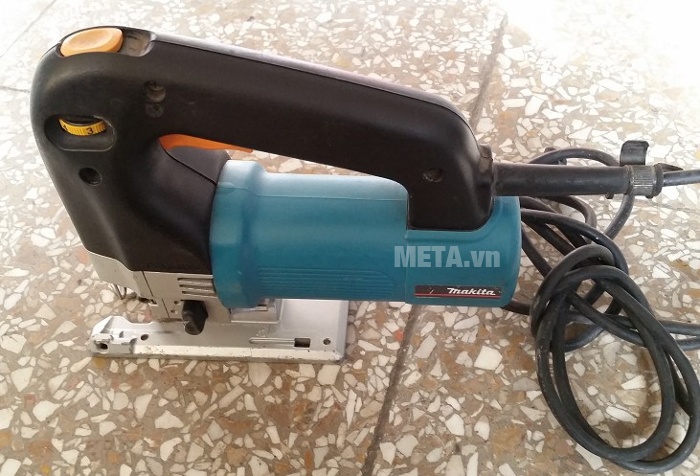 Máy cưa lọng Makita 4304 dùng để cưa, xẻ gỗ kim loại hay ngói.