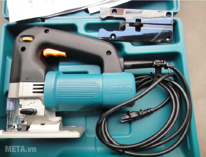 Máy cưa lọng Makita 4304 có hộp nhựa đựng bảo quản máy.