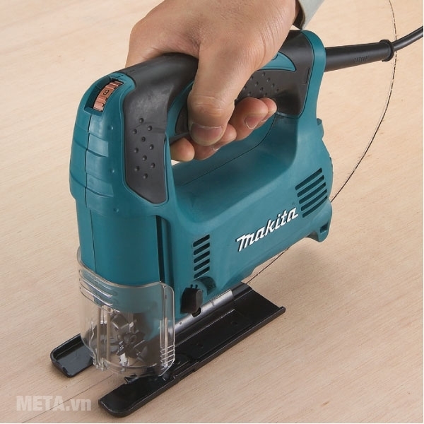 Máy cưa lọng Makita 4328 cho đường cắt ngọt và mịn.