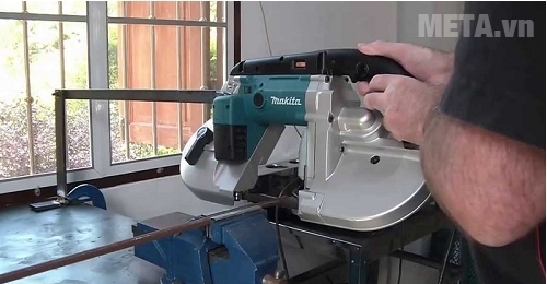 Máy cưa Makita 2107FK cắt được sắt tròn và sắt vuông