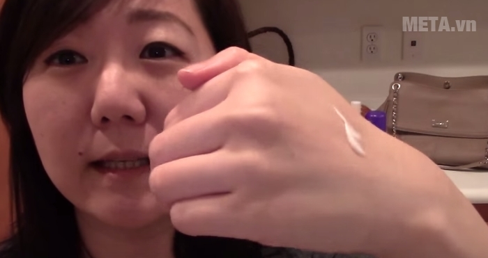 Sữa rửa mặt Naive chiết xuất trà xanh 110g có dạng kem màu trắng.