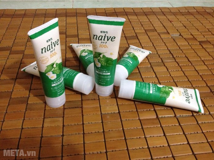 Sữa rửa mặt Naive chiết xuất trà xanh 110g với 100% thành phần thảo mộc thiên nhiên, không gây kích ứng da.