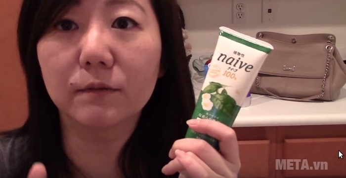 Sữa rửa mặt Naive chiết xuất trà xanh 110g được nhiều phụ nữ Nhật Bản tin dùng.