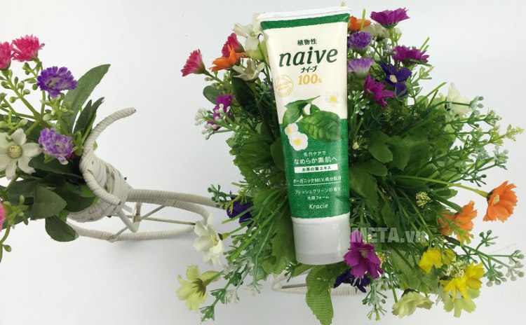 Sữa rửa mặt Naive chiết xuất trà xanh 110g thiết kế dạng tuýp.