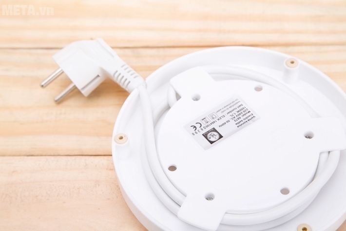 Ấm siêu tốc SmartCook 1,7L SM6872 cất giữ dây điện gọn gàng ngay trên mâm nhiệt. Ấm siêu tốc SmartCook 1,7L SM6872 cất giữ dây điện gọn gàng ngay trên mâm nhiệt.