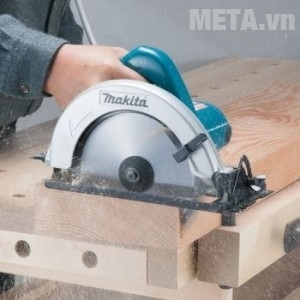 Máy cưa đĩa Makita 5806B cắt gỗ nhanh và đẹp.