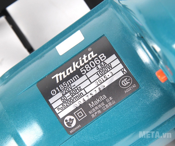 Máy cưa đĩa Makita 5806B có mô tơ mạnh hoạt động êm ngay cả khi cắt vật cứng.