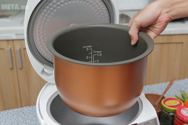 Nồi cơm điện tử Toshiba RC-18NAF(W)VN thiết kế lòng nồi dày hơn gấp 3 lần nồi thường. Nồi cơm điện tử Toshiba RC-18NAF(W)VN thiết kế lòng nồi dày hơn gấp 3 lần nồi thường.