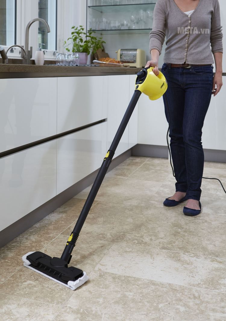 Máy làm sạch bằng hơi nước Karcher SC1 Premium + FK đánh bay các vết bẩn trên sàn nhà với đầu hút bụi.