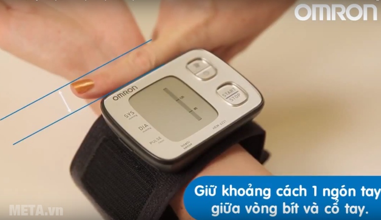 Máy đo huyết áp cổ tay Omron HEM 6221 sử dụng vô cùng đơn giản. Omron HEM 6221 sử dụng vô cùng đơn giản.