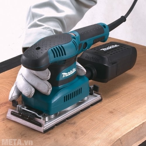 Máy chà nhám rung Makita BO3711 cầm thao tác rất dễ dàng.