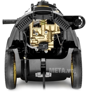 Máy phun rửa cao áp Karcher HD7/18 4M với thiết kế chân đế bánh xe dễ di chuyển.