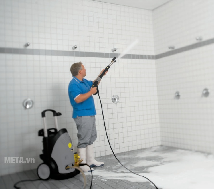 Máy phun rửa cao áp Karcher HD7/18 4M giúp đánh bay mọi vết bẩn.