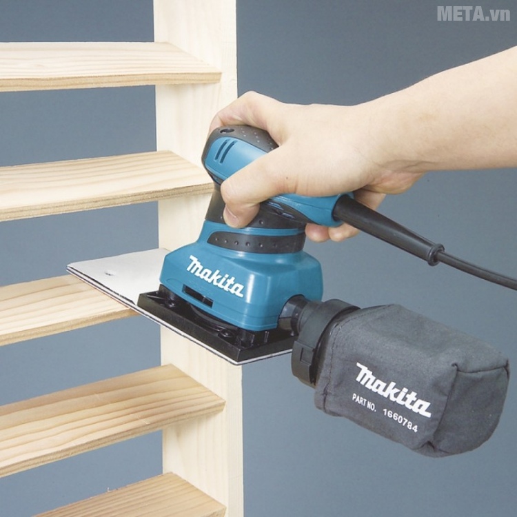 Máy chà nhám rung Makita BO4566 cầm rất vừa tay.