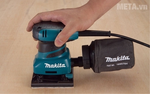 Máy chà nhám rung Makita BO4555 chà nhám gỗ nhẵn mịn.