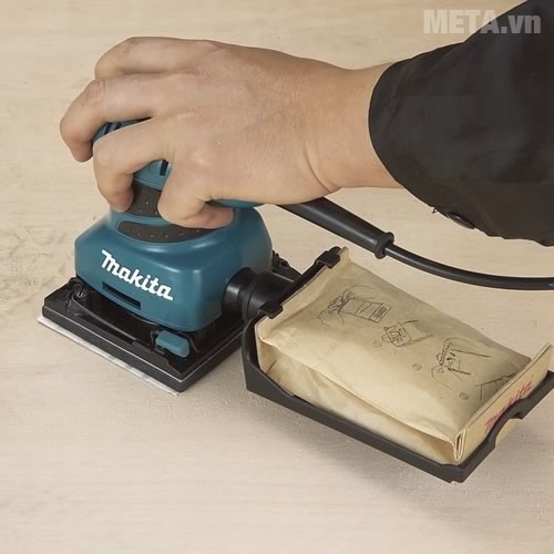 Máy chà nhám rung Makita BO4555 vừa chà nhám vừa hút bụi rất sạch sẽ.