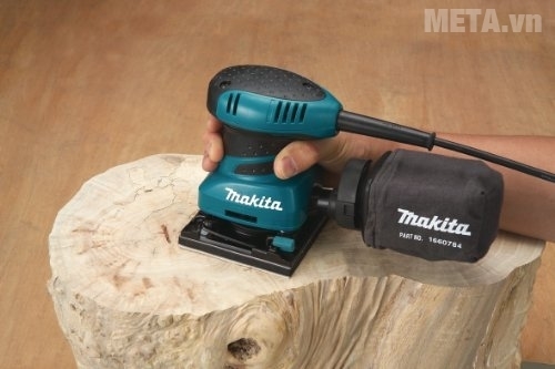 Máy chà nhám rung Makita BO4555 thiết kế cách điện kép, sử dụng an toàn.