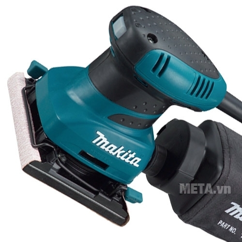 Máy chà nhám rung Makita BO4556 kẹp giấy nhám chắc chắn.