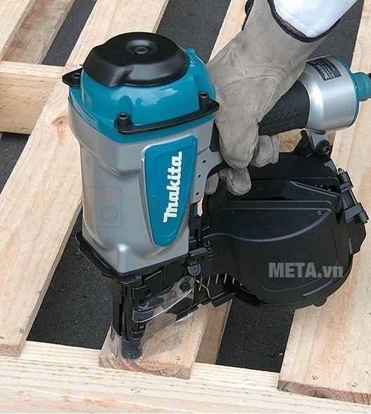 Máy bắn đinh Makita AN760 bắn đinh trên gỗ rất nhanh.