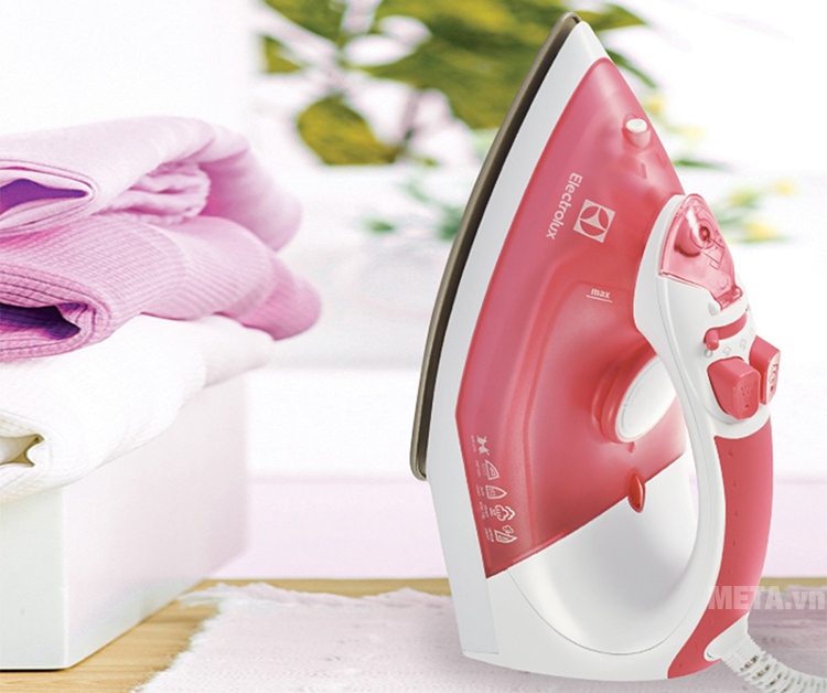 Bàn là hơi nước Electrolux ESI4005 sử dụng được trên nhiều loại vải Bàn là hơi nước Electrolux ESI4005 sử dụng được trên nhiều loại vải
