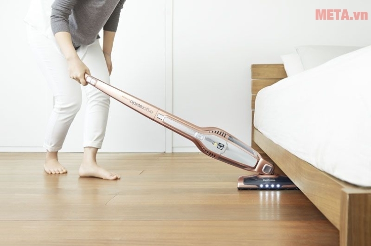 Máy hút bụi cầm tay Electrolux ZB3114AK có tay cầm dài giúp bạn không phải cúi nhiều khi hút bụi Máy hút bụi cầm tay Electrolux ZB3114AK có tay cầm dài giúp bạn không phải cúi nhiều khi hút bụi