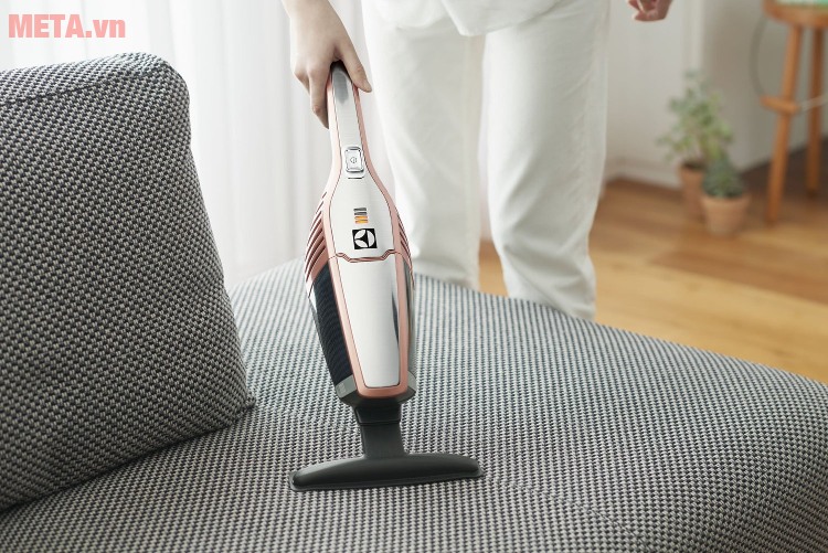 Máy hút bụi cầm tay Electrolux ZB3114AK có đầu hút sàn nhỏ để hút bụi trên ghế salon Máy hút bụi cầm tay Electrolux ZB3114AK có đầu hút sàn nhỏ để hút bụi trên ghế salon