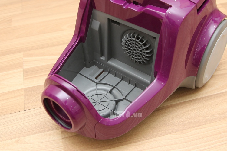 Máy hút bụi Electrolux ZLUX1811 dễ dàng tháo ngăn chứa bụi để vệ sinh.
