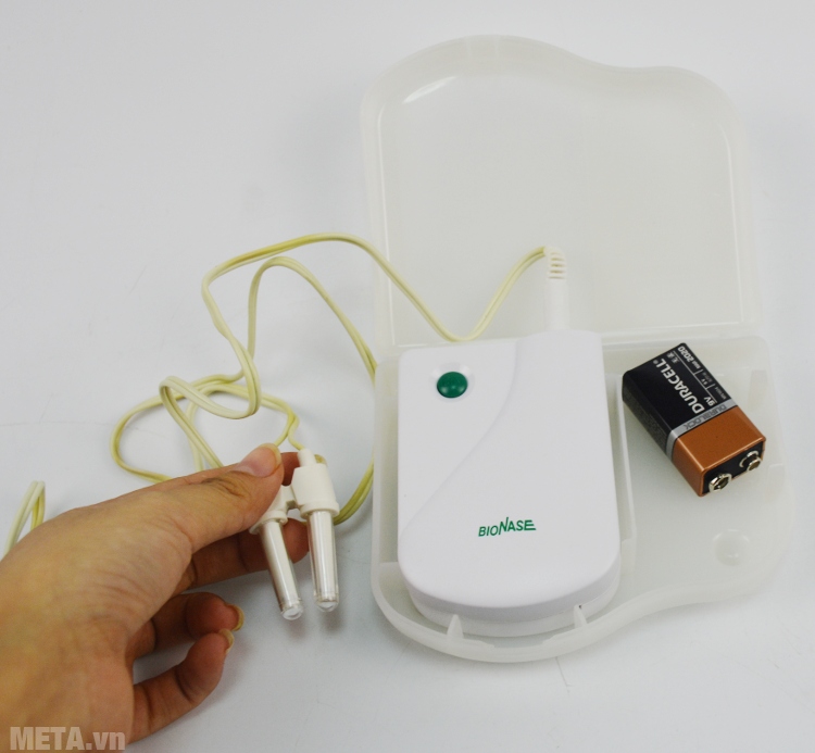 Máy trị viêm mũi dị ứng BioNase có đi kèm đèn và pin.