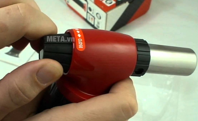 Đèn khò cầm tay Yato YT-6700 sử dụng đơn giản.