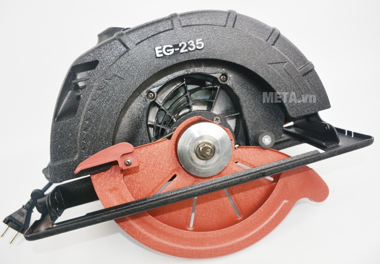 Máy cưa tròn FEG EG-235 cầm thao tác rất đầm tay.
