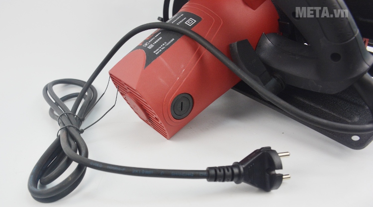 Máy cưa tròn FEG EG-235 thiết kế dây điện dày dặn, chắc chắn. 
