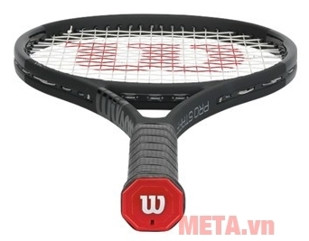 Vợt tennis Wilson PRO STAFF 97LS WRT7317102 có logo hãng dưới tay cầm.