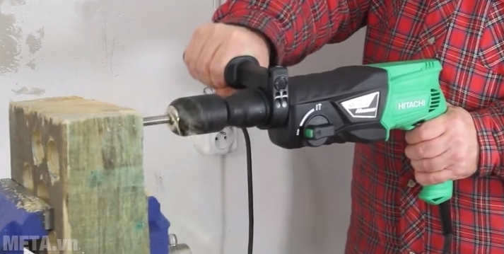 Máy khoan động lực 730W Hitachi DH24PH có tay nắm phụ nên điều khiển thao tác khoan dễ hơn. Máy khoan động lực 730W Hitachi DH24PH có tay nắm phụ nên điều khiển thao tác khoan dễ hơn.