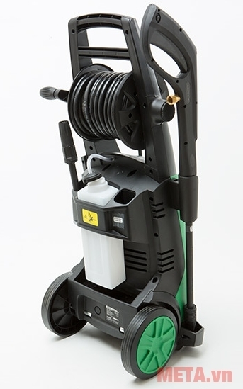 Máy rửa xe Hikoki AW150 di chuyển dễ dàng bằng bánh xe.