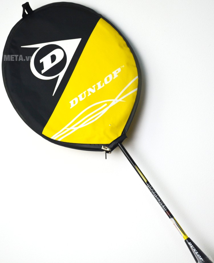 Vợt cầu lông Dunlop Attack 8 G1 có đầu bọc bảo vệ đầu gậy khỏi bị xước.