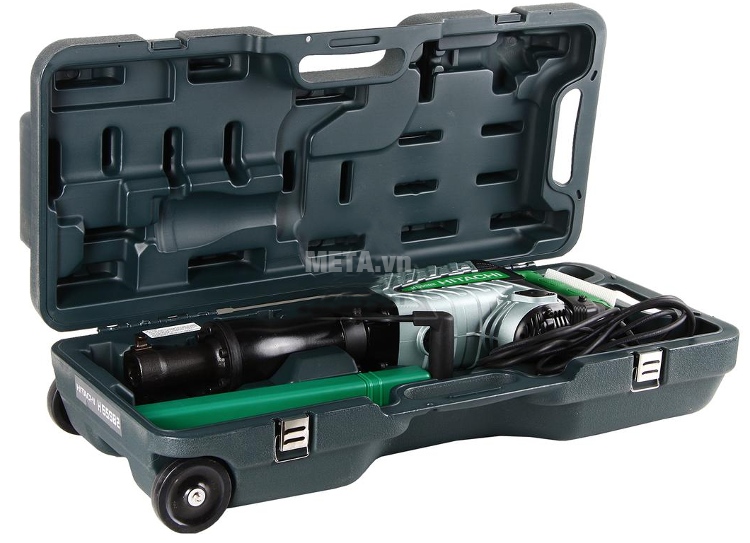 Máy đục bê tông 1340W Hitachi H65SB2 thiết kế hộp đựng nhựa có bánh xe di chuyển. Máy đục bê tông 1340W Hitachi H65SB2 thiết kế hộp đựng nhựa có bánh xe di chuyển.