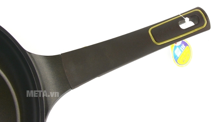 Trên cán chảo CA-F28 có lỗ treo tiện lợi