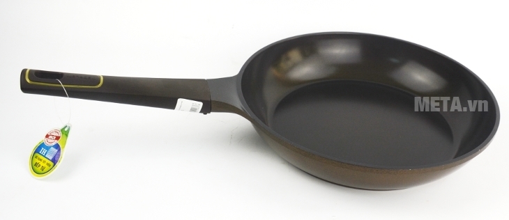 Cán chảo CA-F28 dài 16.6cm và được làm bằng nhựa Bakelite chịu nhiệt