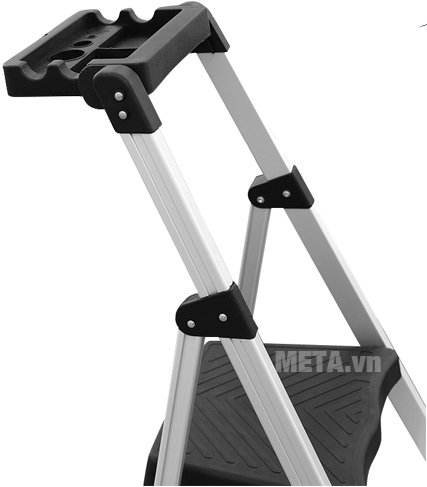Thang nhôm ghế Nikawa NKP-04 với thiết kế bản bậc trên cùng lớn giúp bạn đứng vững hơn.