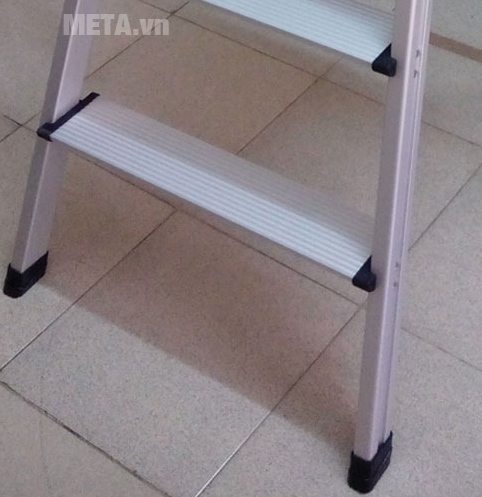 Thang nhôm ghế Nikawa NKP-04 thiết kế bịt chân thang bằng nhựa ABS bền chắc, chống trượt.