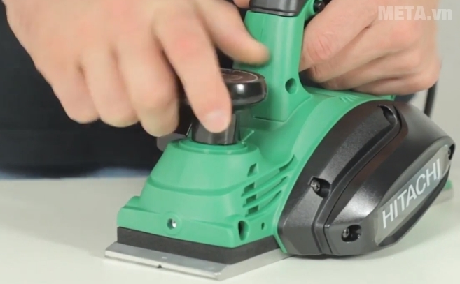 Máy bào 750W Hitachi P20SB có tên thương hiệu Hitachi trên thân máy 